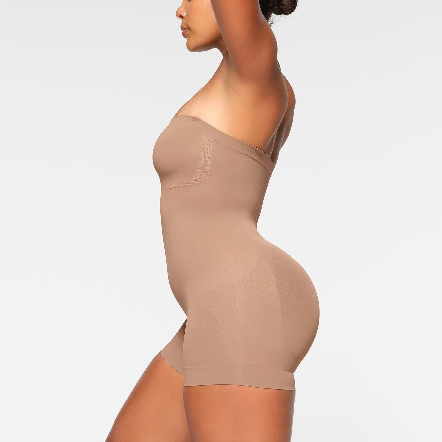 SEAMLESS SCUPLT STRAPLESS SHORTIE BODYSUIT