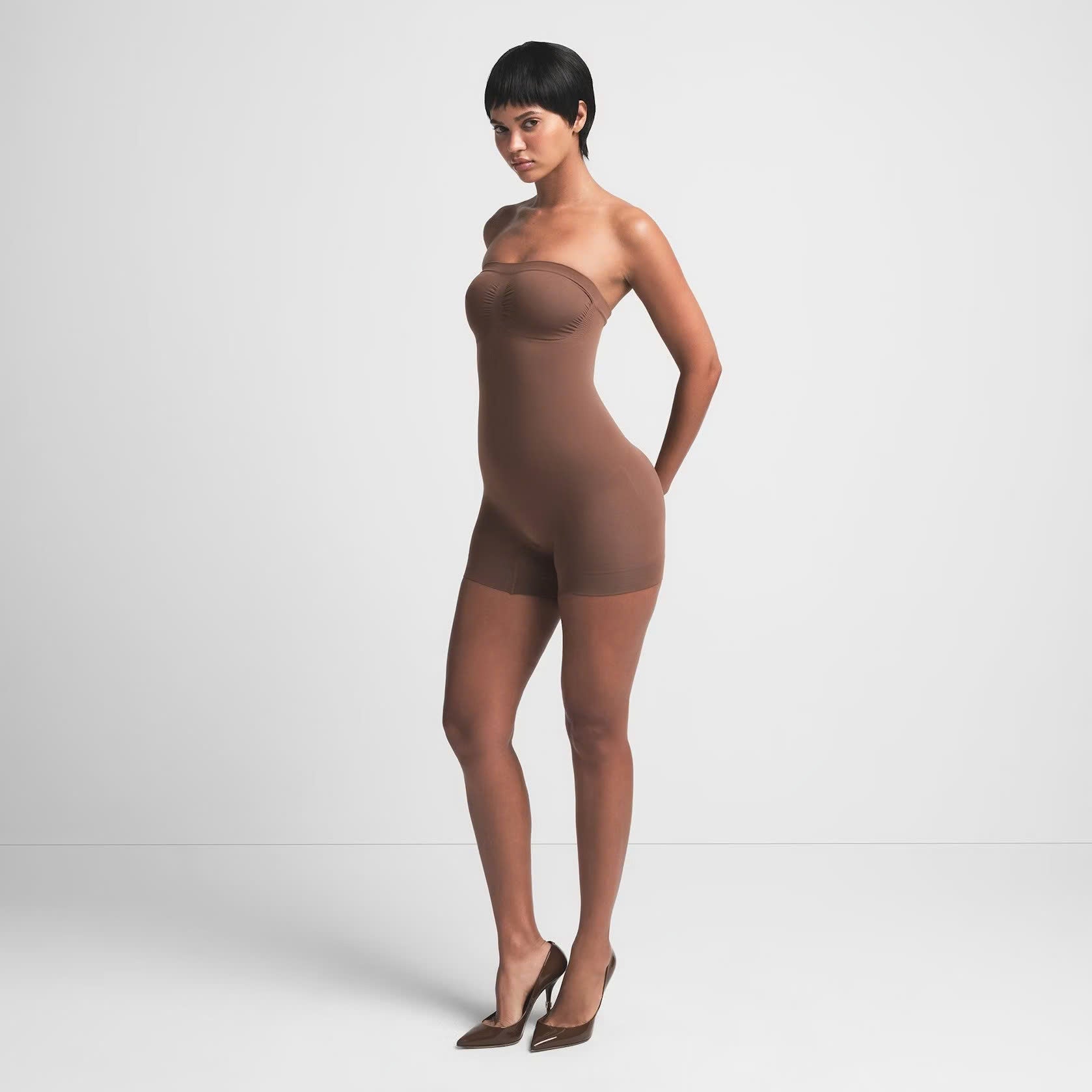 SEAMLESS SCUPLT STRAPLESS SHORTIE BODYSUIT