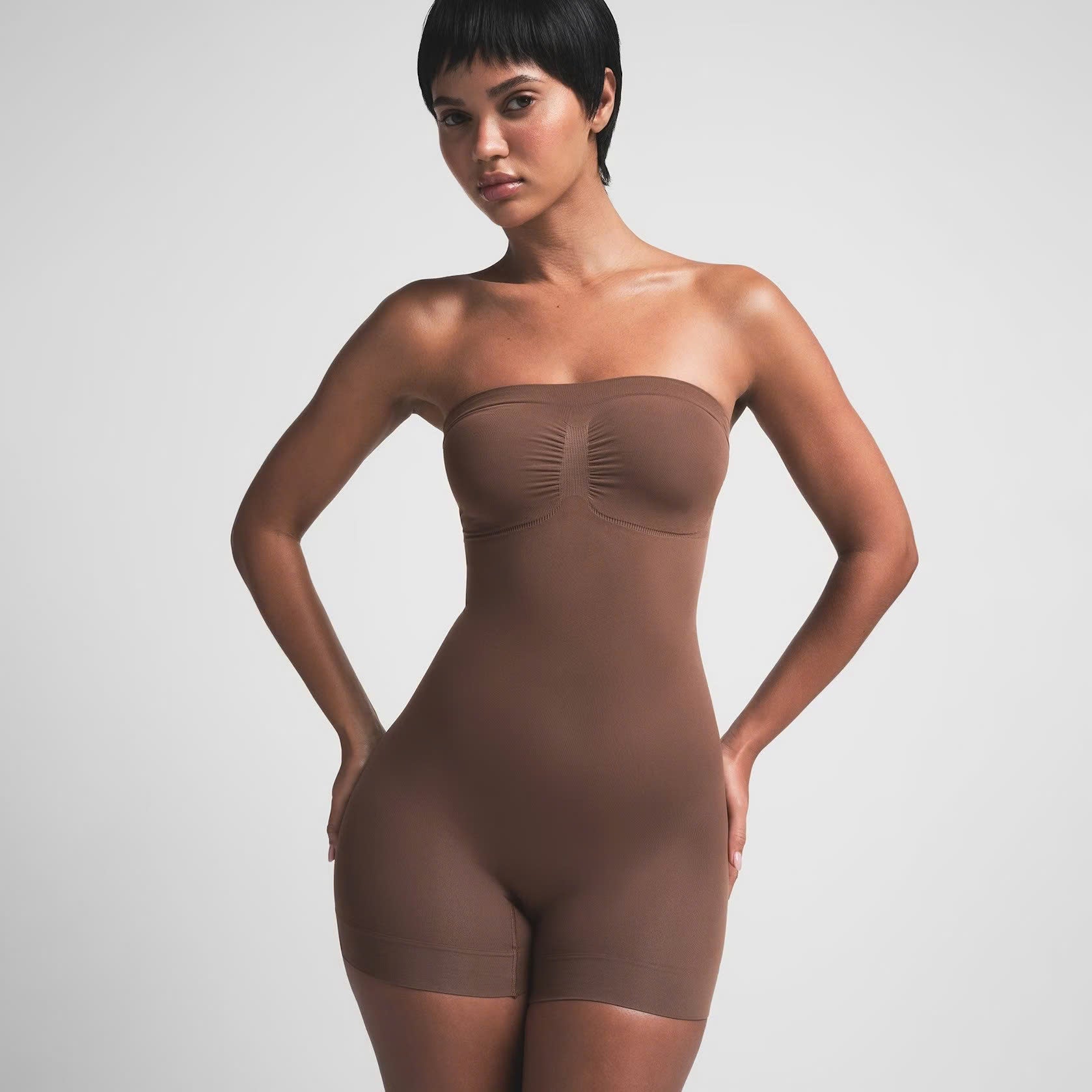 SEAMLESS SCUPLT STRAPLESS SHORTIE BODYSUIT