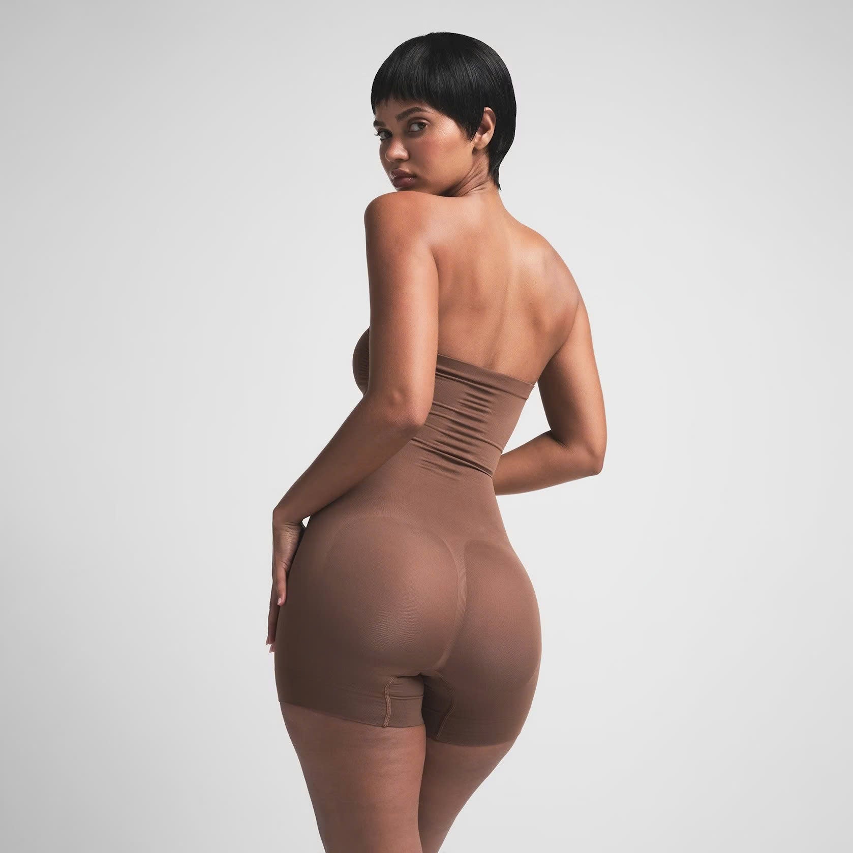 SEAMLESS SCUPLT STRAPLESS SHORTIE BODYSUIT